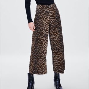 Zara
Leopard Print Wide Leg Raw Frayed Crop Jeans